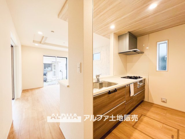 福生市福生　Ⅰ期　1号棟のキッチン|【Life without end】
◆キッチンからは家族◆の様子が見ることができ、いつでも安心して料理ができる。そして、効率よく家事を進めるために必須な食洗器が家族との大切な時間を生む。