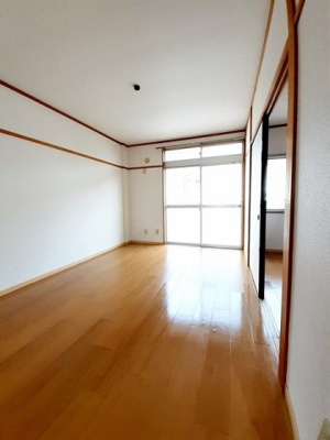 【居間・リビング】 | ハイツ井出Ａ | こちらのリビングで趣味の時間をお楽しみください