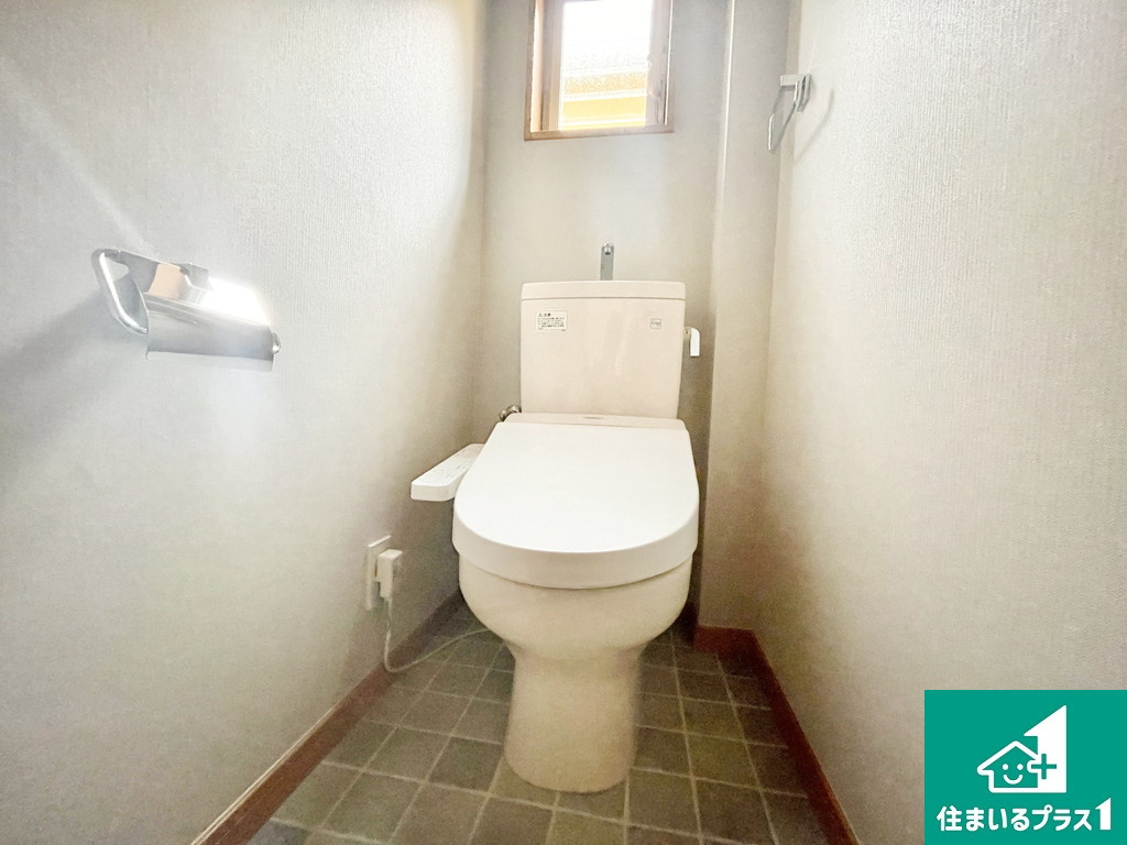 堺市堺区浅香山町　中古戸建のトイレ|温水洗浄機能付トイレです♪【現地写真】