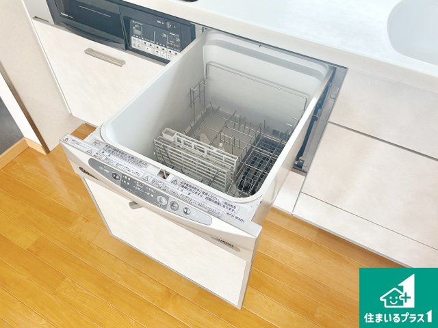 堺市堺区浅香山町　中古戸建の内装|主婦の味方！食洗器付き！食べ終わった後、シンクに溜まった食器を見て溜息をつく必要はありません。セットしてボタンを押すだけで、家族団らんや趣味の時間へ直行できます！【現地写真】
