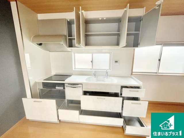 堺市堺区浅香山町　中古戸建のキッチン|収納豊富なシステムキッチンです♪【現地写真】