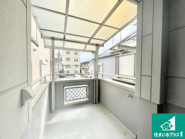 堺市堺区浅香山町　中古戸建のバルコニー|テラス屋根付き！雨の日も安心のワイドバルコニー！防水塗装済み♪【現地写真】