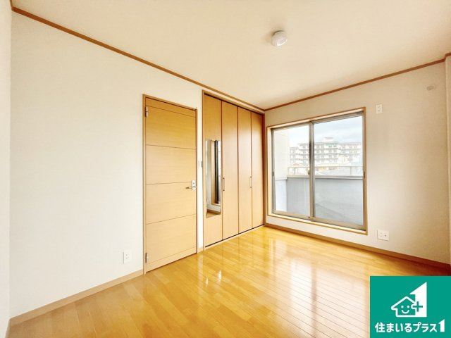 堺市堺区浅香山町　中古戸建の子供部屋|バルコニー付きの洋室です！大きな鏡つきの収納が嬉しいポイントです♪【現地写真】