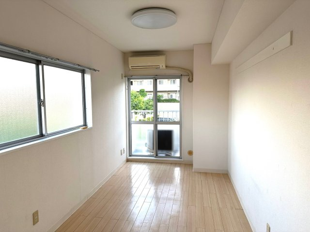 【内装】 | ヴァンハウス杉田 | 窓が二面あり風通りと日当たりが抜群です！