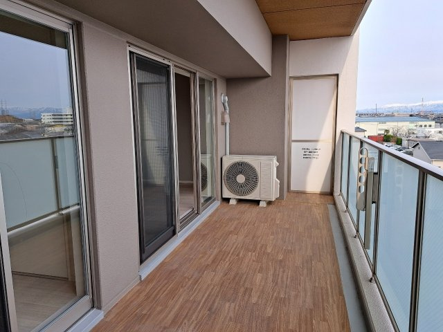 新潟市中央区南笹口１丁目のアパートのバルコニー