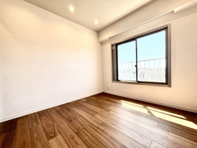 【洋室】 | 左近山団地2街区17号棟　フルリフォーム済み/子育て、生活しやすい/最上階で南西向き | ◆柔らかい陽光が差し込む明るいお部屋を演出する設計。彩光の取れる窓が気持ちの良いお部屋を創り上げます。