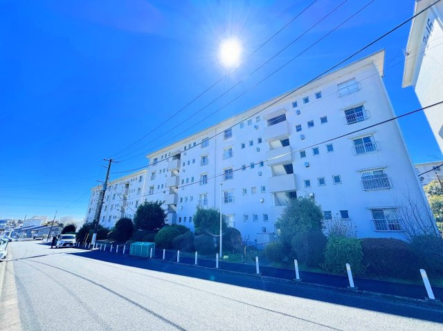 【外観】 | 左近山団地2街区17号棟　フルリフォーム済み/子育て、生活しやすい/最上階で南西向き | ◆住宅ローンのご相談や周辺環境のご案内も含め、ローンに詳しい、地元に詳しいスタッフがお出迎えさせていただきます。お気軽にご相談ください。