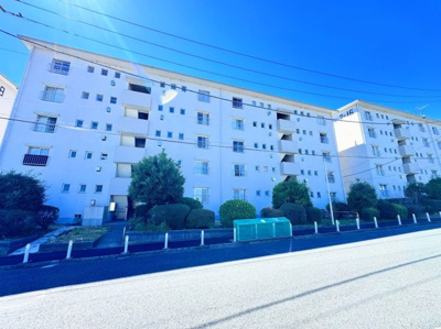【外観】 | 左近山団地2街区17号棟　フルリフォーム済み/子育て、生活しやすい/最上階で南西向き | ◆当日見学のお受付もしております。お気軽に「045-482-7338」までお電話ください。