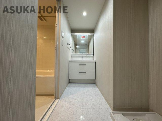 クイーンズガーデンサウスコートレジデンスの独立洗面台|使いやすい3面鏡、シャワー付水栓で洗面台でのシャンプーや毎日の掃除にも便利な設備ですね。