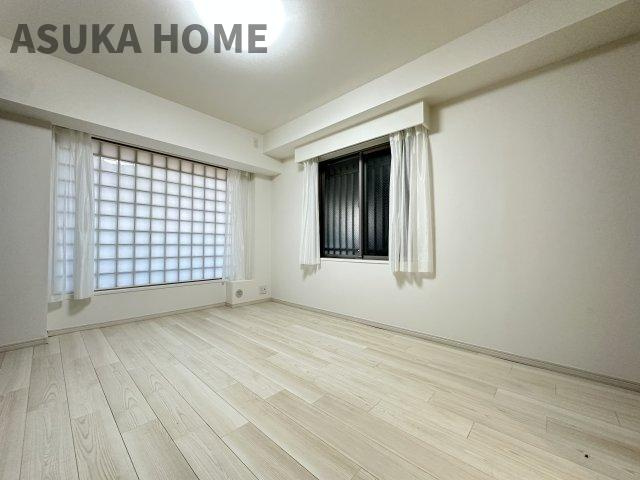 クイーンズガーデンサウスコートレジデンスの居間・リビング|広いLDKは家具の配置の悩みもなく開放的な空間になっているので、是非ご見学ください。