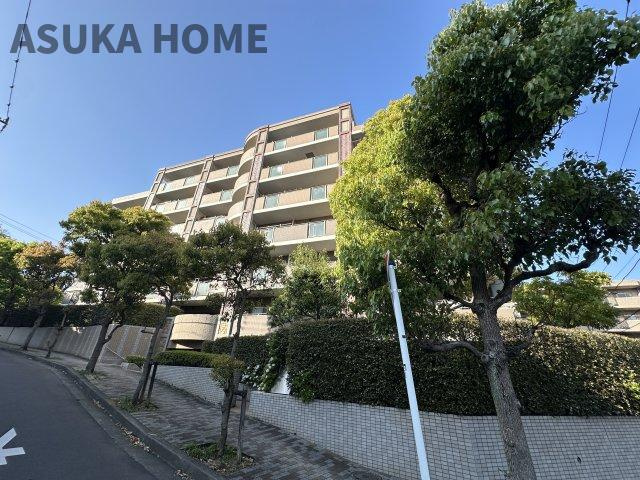 クイーンズガーデンサウスコートレジデンスの居間・リビング|大きく開いた窓からは、明るい陽射しが射し込み風も良く抜けるので心地良い空間になってます。