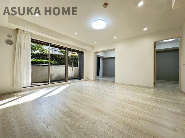 クイーンズガーデンサウスコートレジデンスのキッチン|白を基調とした一体感のあるシステムキッチンが魅力的なキッチンスペースとなっております。