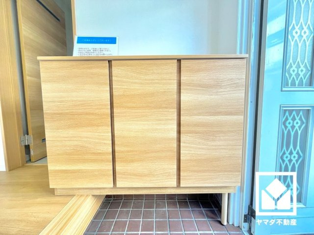 西宮市五月ケ丘の収納|玄関にはシューズボックスを設置。家族の靴もしっかり収納できるので、玄関がいつも片付き、気持ちよくお客様を迎えられます。