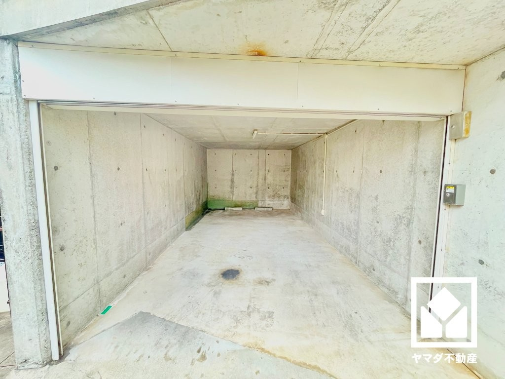西宮市五月ケ丘の駐車場|シャッター付きの堀込車庫で、盗難やいたずらの防止にも配慮された仕様です。重い荷物や雨の日の移動もスムーズで、快適なカーライフを実現。