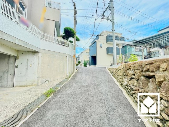 西宮市五月ケ丘の前面道路含む現地写真|ボタン1つで自動でお湯張りができるオートバス機能付き。追い炊き機能もございますので、いつでも温かいお風呂に入ることができます。