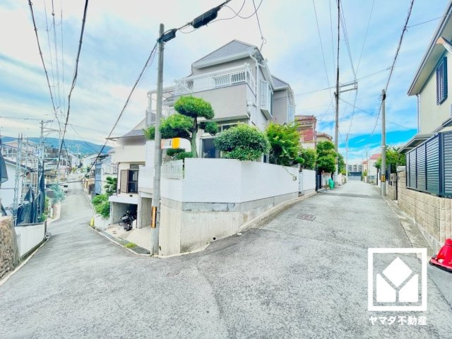 西宮市五月ケ丘の前面道路含む現地写真|開放感のある南西側・東側の角地で、陽当たり・風通しの良い立地です。
