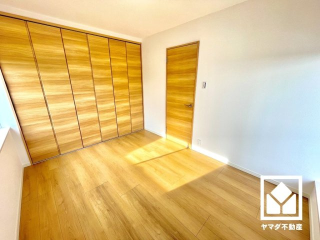 西宮市五月ケ丘の洋室|約5.7帖の2階洋室です。全居室フローリングでお掃除ラクラクです。