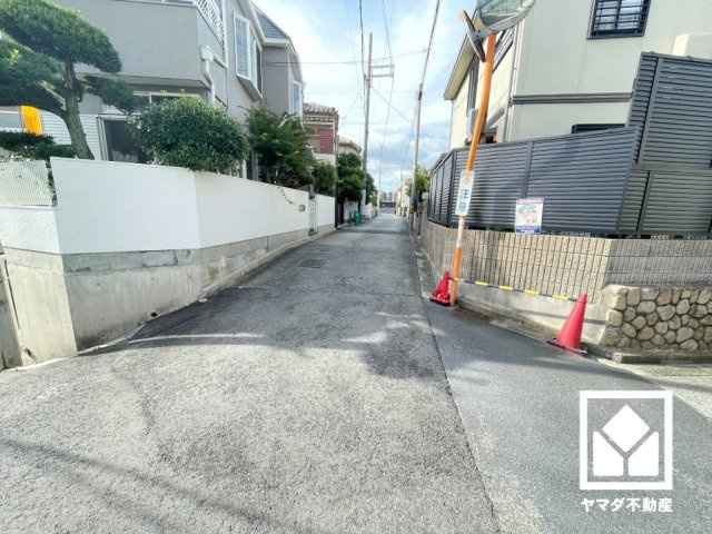 西宮市五月ケ丘の前面道路含む現地写真|都市ガス対応。月々の光熱費などのランニングコストを低く抑えやすい点が魅力です。