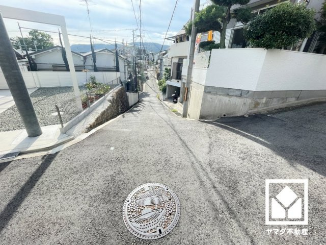 西宮市五月ケ丘の前面道路含む現地写真|瑕疵保険付き（住宅あんしん保証による建物状況調査済み）で、長期的な住まいの安心を支えます。詳細は弊社スタッフまでお気軽にお問い合わせください。
