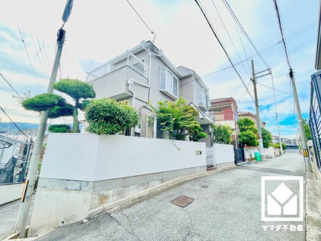 西宮市五月ケ丘の外観|「ドラッグセガミ大社店」まで徒歩6分、「関西スーパー大社店」まで徒歩7分、「ロイヤルホームセンター西宮」まで徒歩8分など、お買い物施設が徒歩圏内に複数あり便利な住環境です。