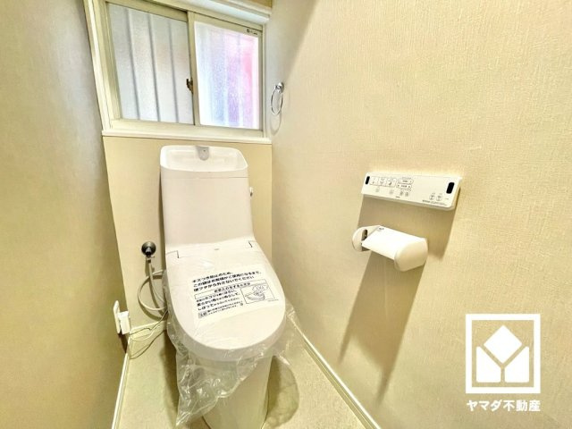 西宮市五月ケ丘のトイレ|明るく清潔感溢れるトイレです。温水洗浄便座付きで、季節を問わずいつでも温かい便座をお使いいただけます。