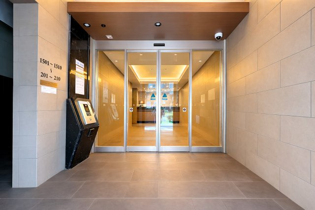 プレサンス ジェネ 新栄町駅前葵のエントランス