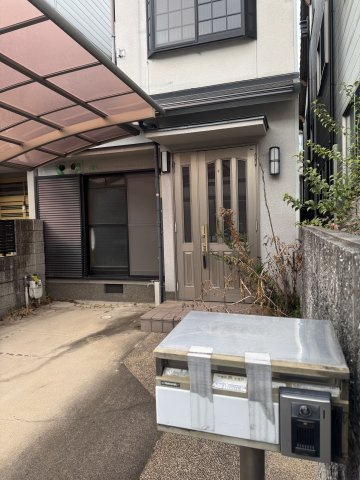 南側道路接道・駐車1台可 空家につき内覧可能の玄関|落ち着いた印象の玄関です。