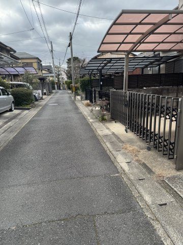 南側道路接道・駐車1台可 空家につき内覧可能の前面道路含む現地写真|落ち着いた住宅街に位置する住環境です。