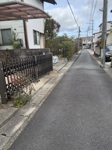 南側道路接道・駐車1台可 空家につき内覧可能の前面道路含む現地写真|交通量の少ない前面道路です。