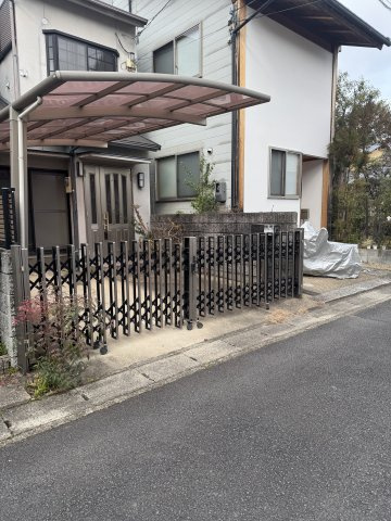南側道路接道・駐車1台可 空家につき内覧可能の駐車場|駐車スペース付きの戸建住宅です。
