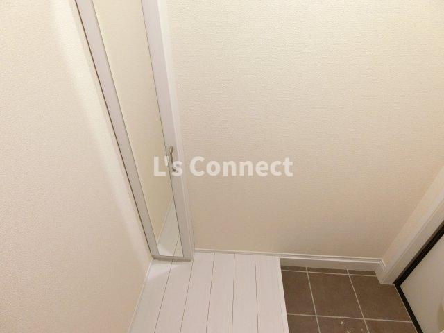 【玄関】 | Ｍａｉｓｏｎ　Ｒｕｉｎａｒｔ | 背の高い下駄箱には鏡付きで身だしなみチェック。
