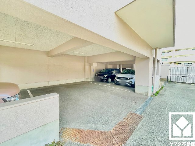 シーアイマンション夙川広田の駐車場|敷地内に駐車場を設置（屋内平置16台、屋外平置4台。月額8000円～12000円）。重い荷物や雨の日の移動もスムーズで、快適なカーライフを実現。空き状況は弊社スタッフまでお気軽にお問い合わせください。