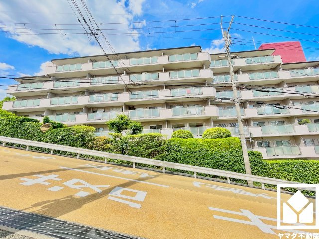 シーアイマンション夙川広田の外観|1800年以上の歴史を誇る「廣田神社」を擁する「広田山公園」まで徒歩1分（約39m）。春にはツツジや桜が美しく咲き誇る園内には遊歩道が整備されており、お散歩やウォーキングなども手軽に楽しめる環境です。