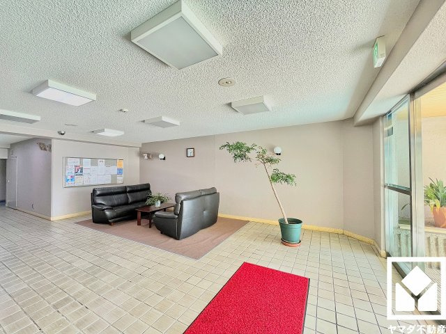シーアイマンション夙川広田のエントランス|ゆったりとした談話スペース付きのエントランスホールが、住まう人の憩いの場に。落ち着いた空間で、ほっと一息つける時間を。