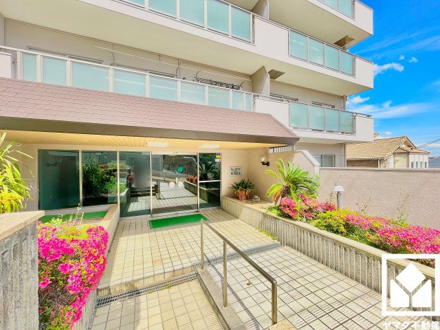 シーアイマンション夙川広田|広々とした明るいエントランス。定期的な清掃・管理体制が整っており、帰宅時や来客時にも気持ちの良い空間です。
