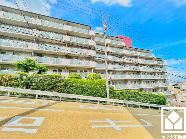 シーアイマンション夙川広田の外観|「セブンイレブン西宮柳本町店」まで徒歩7分、「関西スーパー広田店」まで徒歩9分、「ロイヤルホームセンター西宮」まで徒歩9分など、お買い物施設が徒歩圏内に複数あり便利な住環境です。