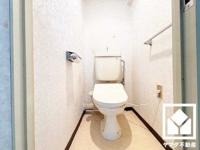 セントラル武庫之荘のトイレ|明るく清潔感溢れるトイレです。タオル掛けやペーパーホルダーが設置されています。