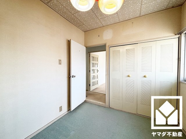 セントラル武庫之荘の寝室|約4.5帖の洋室です。大きな物入付きのお部屋で整理整頓しやすいです。