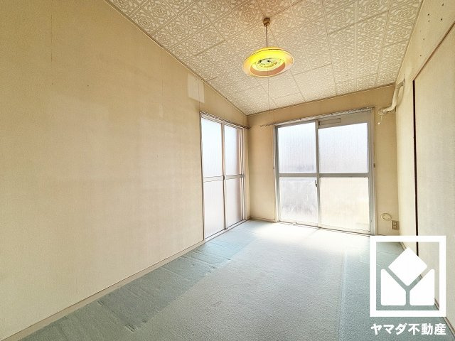 セントラル武庫之荘の子供部屋|約5.3帖の洋室です。バルコニーにつながる2面採光のお部屋で、通風・陽当たり良好。