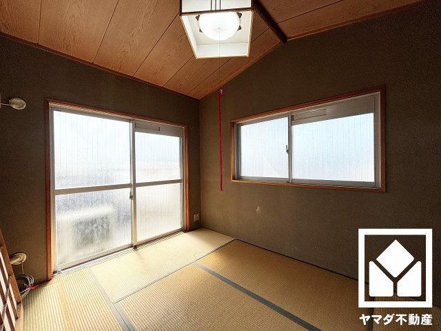セントラル武庫之荘の和室|約6帖の西側和室です。3面採光の大きな窓からは明るい光が降り注ぎます。柔らかな光が差し込むお部屋で、快適で落ち着いた生活をお送りいただけます。