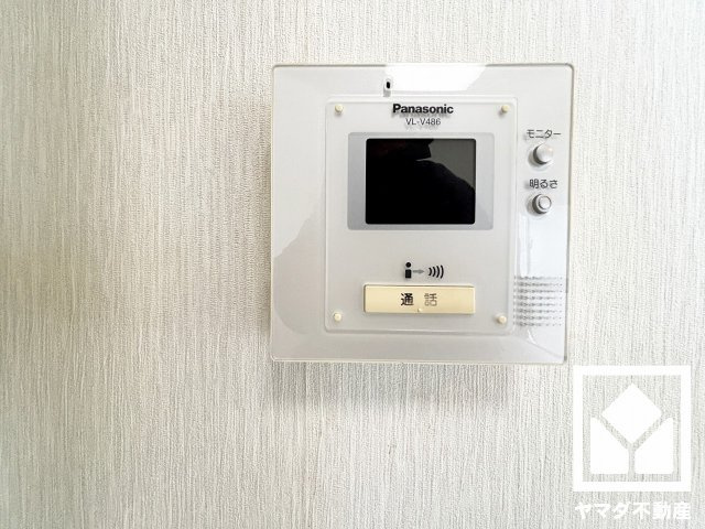 セントラル武庫之荘の設備|突然の来訪時でも安心なモニター付きインターホンを完備。お留守番中のお子様でも簡単に来訪者の確認ができます。