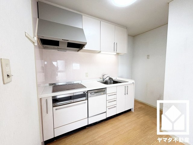 セントラル武庫之荘のキッチン|キッチンは空間を有効活用できる壁付けタイプ。フロアキャビネットや吊戸棚など収納スペースが充実しており、スッキリとした空間が保てます。