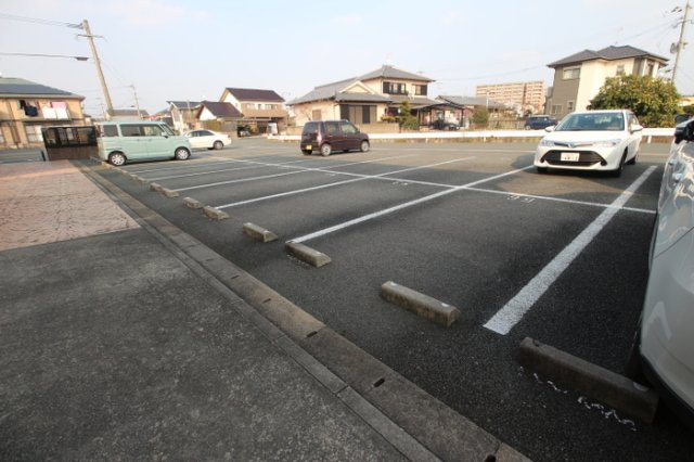 リビングタウン江戸屋敷　E棟の駐車場|駐車スペースもあります☆