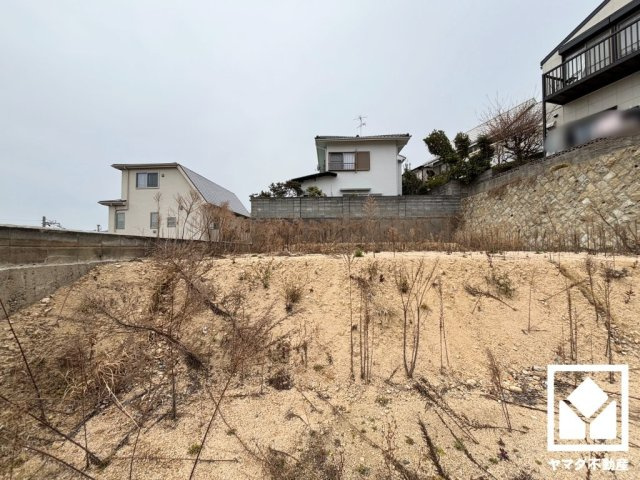 西宮市桜町の外観|大きなすべり台やブランコなどの遊具が設置された「豊楽公園」や、テニスコートや体育館・プールなどが併設された「樋之池公園」など、徒歩圏内に大きな公園が複数あり、子育て世帯の方にもお勧めです。