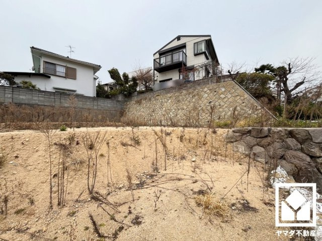 西宮市桜町の外観|「樋之池公園」には池を囲う遊歩道が整備されています。「豊楽公園」は桜や藤が美しく咲き誇る公園で、四季折々の自然を感じながらお散歩なども楽しめる住環境です。