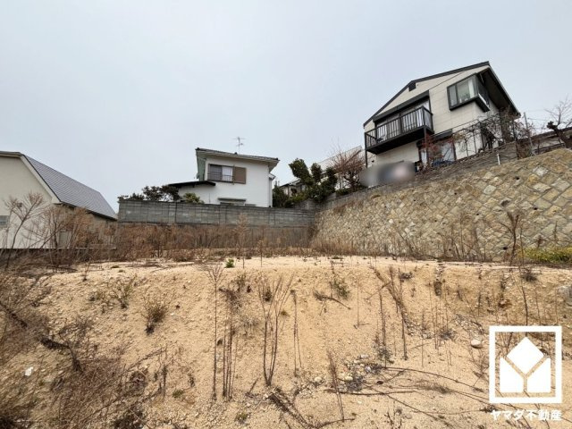 西宮市桜町の外観|傾斜地につき南側は陽当たり・眺望・風通しの良い立地です。