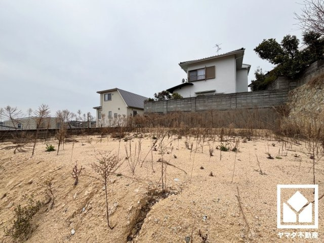西宮市桜町の外観|約76.37坪と広々とした敷地なので、居宅のほかドッグランやガーデニングなども楽しめるお庭づくりが実現できます。