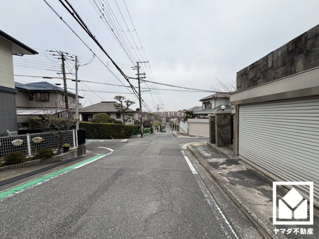 西宮市桜町の前面道路含む現地写真|前面道路幅員約6.5mとゆったりとした広さがあるのでファミリーカー等の車の出入りも楽にできます。