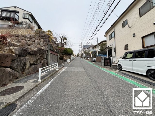 西宮市桜町の前面道路含む現地写真|余裕のある間口約12mで、駐車スペースや玄関アプローチが確保しやすく、間取りの自由度が高まります。
