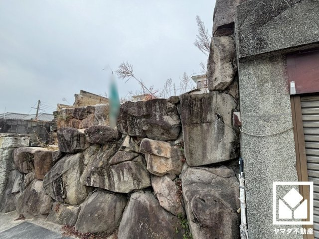 西宮市桜町の外観|東側へ車で3分ほどの距離に、神戸市北区から西宮市を南北に結ぶ県道82号線が通っており市街地へも出やすく、車での移動がしやすい立地です。